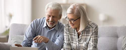 Illustratie ouder stel achter laptop