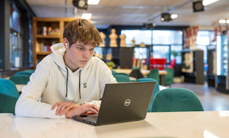 illustratie student in bibliotheek