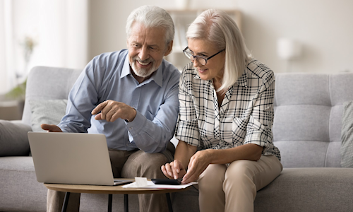 Illustratie ouder stel achter laptop