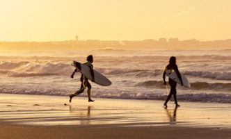 avondzon met surfers 332x200