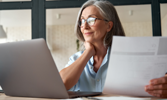 dame grijs haar laptop 332x200