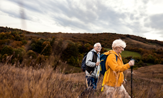ouderen-aan-de-wandel-332x220