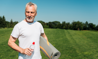 senior-man-met-yogamat-332x200