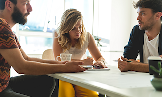 overleg-2-mannen-1-vrouw