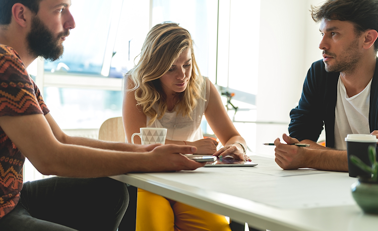 overleg met 2 mannen en 1 vrouw
