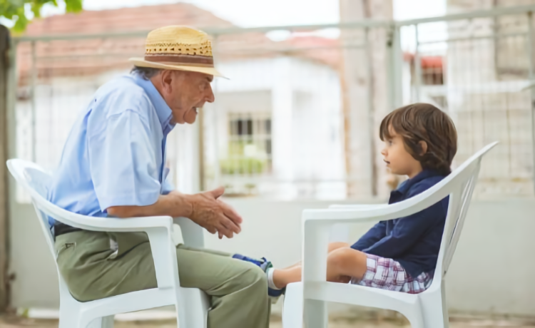 Oudere man praat met kindje