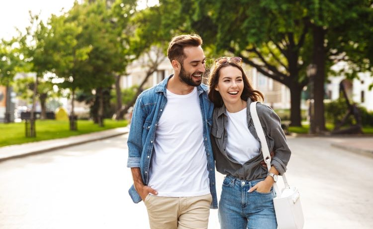 illustratie-jonger-stel-in-het-park