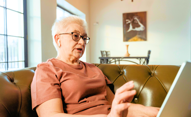 illustratie vrouw achter laptop