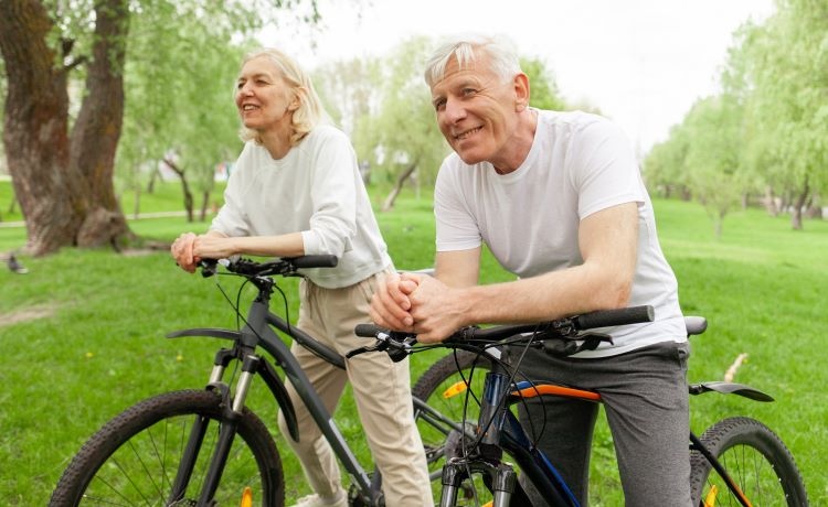 illustratie twee mensen op de fiets
