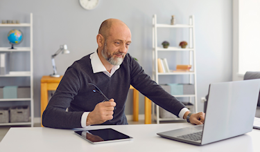 Illustratie man-achter-laptop