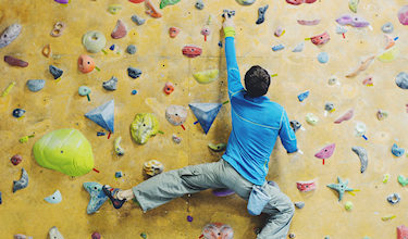 illustratie fysiopensioen boldermuur met klimmende man