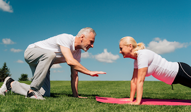 illustratie fysiopensioen twee mensen sporten buiten