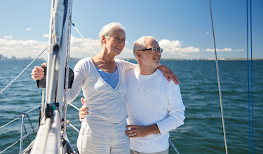 Man en vrouw staan op een zeilboot op het water