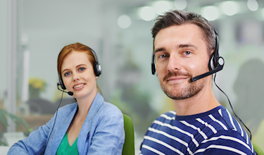 Twee mensen met headset