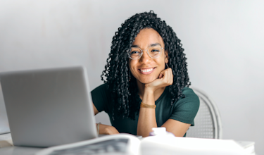 illustratie fysiopensioen jonge dame met laptop